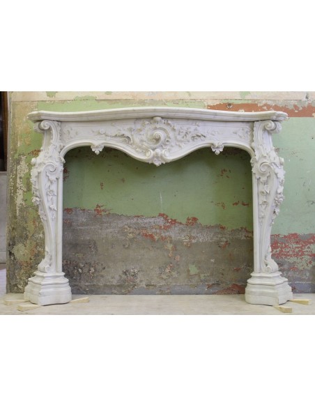 Eccezionale camino Liberty e Barocco scolpito in marmo Statuario di Carrara. Un pezzo unico, introvabile, meraviglioso.