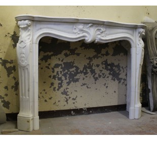 Camino antico in marmo bianco di Carrara d'epoca fine ottocentesca e stile barocco tendente al Liberty o Art Nouveau