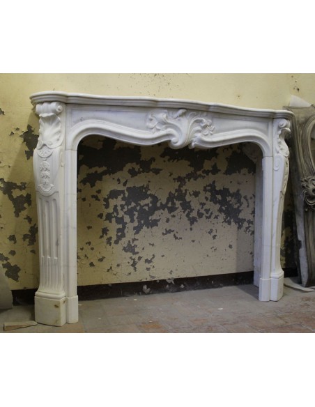 Camino antico in marmo bianco di Carrara d'epoca fine ottocentesca e stile barocco tendente al Liberty o Art Nouveau