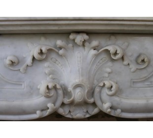Cornice da camino in marmo Bianco Carrara, antica e di stile barocco.