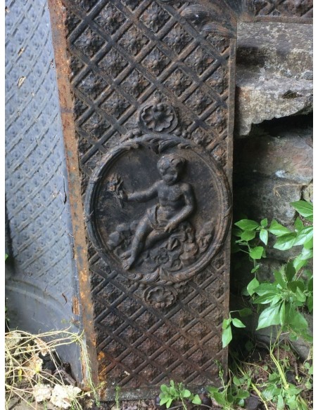 CG 055 FANTASTICO CONTROCUORE CAMINETTO CON PUTTI SU FONDO TAPISSERIE