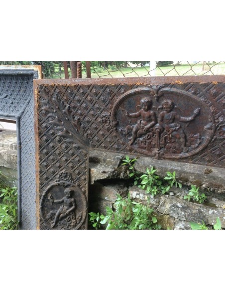 CG 055 FANTASTICO CONTROCUORE CAMINETTO CON PUTTI SU FONDO TAPISSERIE