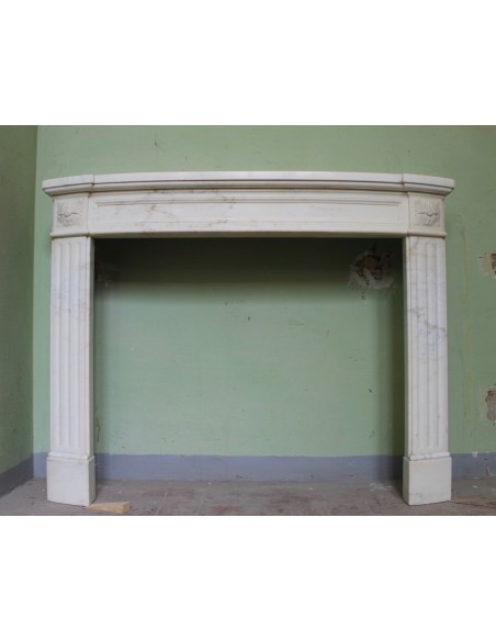 Elegante camino Luigi XVI scolpito in marmo Calacatta