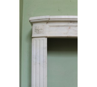 Elegante camino Luigi XVI scolpito in marmo Calacatta 2