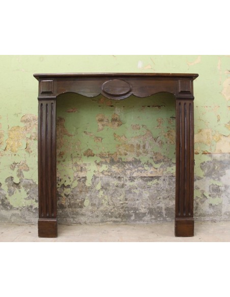 Camino antico "Pompadour Plat" scolpito in legno di abete, risalente ai primi del Novecento.