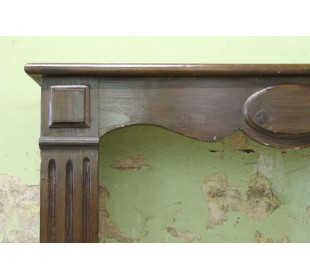 Camino antico "Pompadour Plat" scolpito in legno di abete, risalente ai primi del Novecento. 2