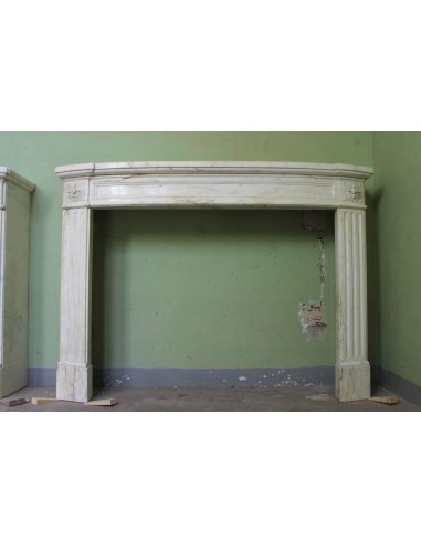 Cornice antica da caminetto scolpita in marmo Calacatta, di stile neoclassico