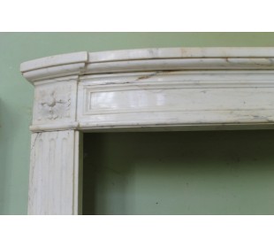 Cornice antica da caminetto scolpita in marmo Calacatta, di stile neoclassico 2