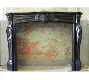 Camino antico "Transition" scolpito in raro marmo nero del Belgio.