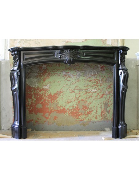 Camino antico "Transition" scolpito in raro marmo nero del Belgio.