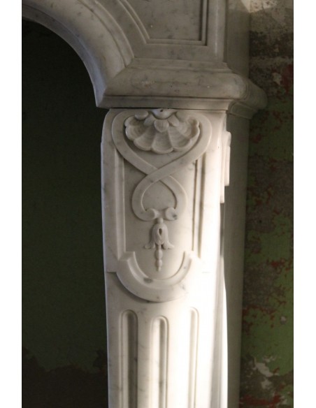 008 AG IMPORTANTE CAMINO LUIGI XIV "MUSTACHES" SCOLPITO IN MARMO BIANCO DI CARRARA