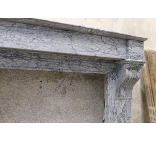 Caminetto antico Luigi Filippo scolpito in marmo grigio fiorito, chiamato "Modillon". 2