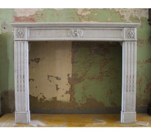 Camino antico in marmo bianco, di stile neoclassico, molto raffinato nella sua qualità di scultura.