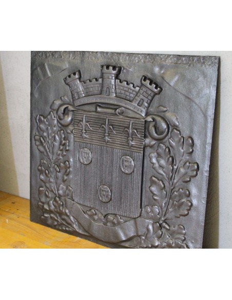 113 PICCOLA E GRAZIOSA (ANCHE UN POCO LEGHISTA) PIASTRA DA CAMINO CON STEMMA