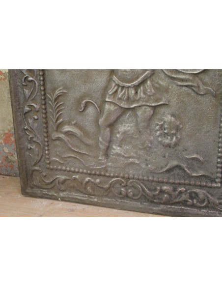 127 PIASTRA IN GHISA D'ARTE RAFFIGURANTE LA PULZELLA D'ORLEANS