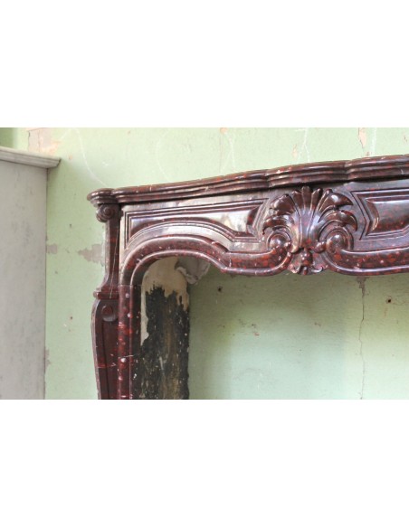 028 CAMINETTO LUIGI XV AMÉLIORÉ SCOLPITO IN MARMO ROUGE GRIOTTE