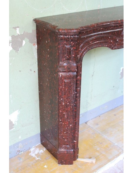 028 CAMINETTO LUIGI XV AMÉLIORÉ SCOLPITO IN MARMO ROUGE GRIOTTE