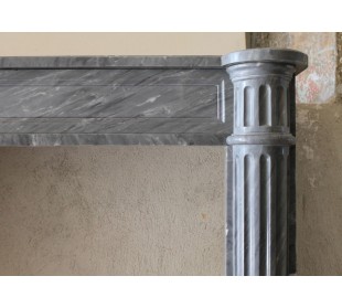 Camino antico in marmo grigio, di stile Luigi XVI. Questa è una cornice da caminetto in marmo elegante e sobria 2