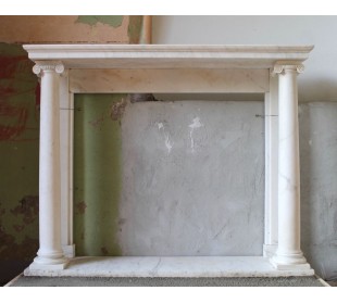 Camino antico a colonna di stile ed epoca Impero scolpito in marmo Statuario Carrara.