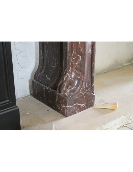 600 AG OPERA DI LOUIS MAJORELLE, CAMINO ART NOUVEAU SCOLPITO IN MARMO ROUGE ROYAL "VERSAILLES"