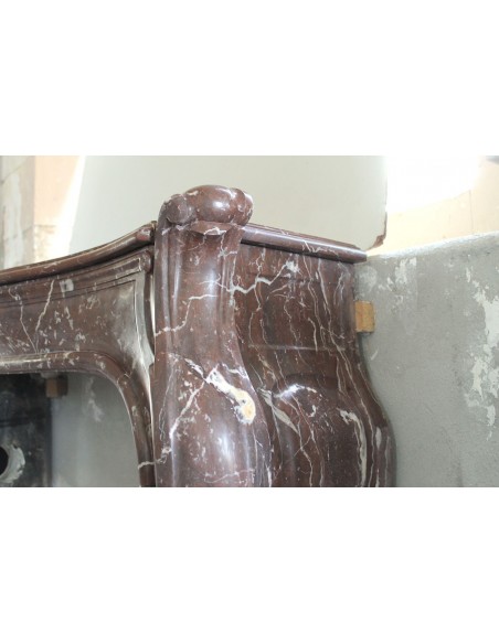 600 AG OPERA DI LOUIS MAJORELLE, CAMINO ART NOUVEAU SCOLPITO IN MARMO ROUGE ROYAL "VERSAILLES"