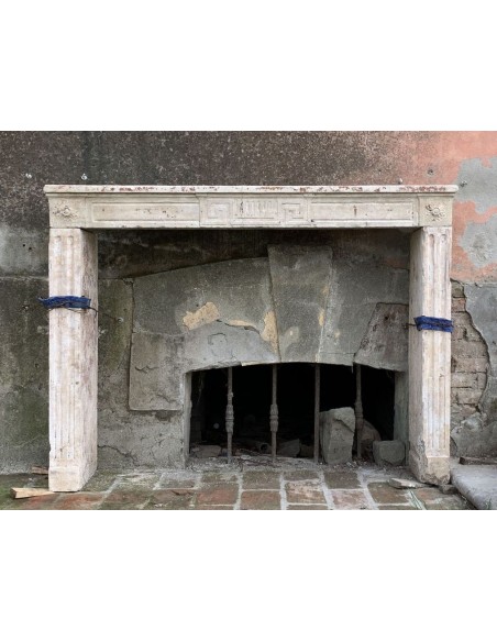 Caminetto antico di grandi dimensioni scolpito in pietra chiara, beige, del beaujolais.