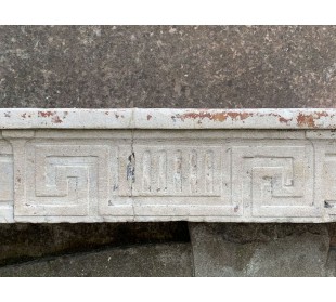 Caminetto antico di grandi dimensioni scolpito in pietra chiara, beige, del beaujolais. 2