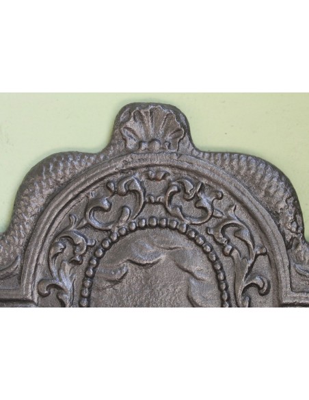 106 PIASTRA CON SCENA DI CORTEGGIAMENTO IN GHISA D'ARTE