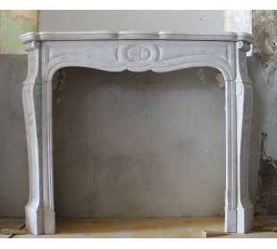 Caminetto Luigi XV Pompadour Galbé scolpito in marmo bianco di Carrara e d'epoca ottocentesca.