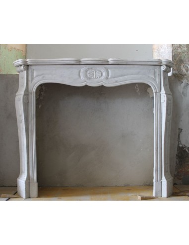 Caminetto Luigi XV Pompadour Galbé scolpito in marmo bianco di Carrara e d'epoca ottocentesca.