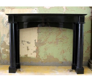 Cornice da camino in marmo nero d'epoca Impero. Questo caminetto antico è originale, in ottime condizioni.