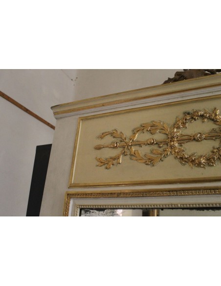 345 G CAMINIERA A PANNELLO CON SUPERFICI LACCATE E PARZIALMENTE DORATE