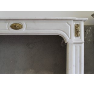 Camino antico in marmo bianco Statuario con raffinati inserti in bronzo dorato. 2