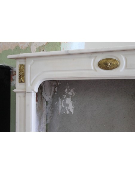 303 CAMINETTO "PARISIENNE" IN CANDIDO MARMO STATUARIO IMPREZIOSITO DA APPLICAZIONI IN BRONZO DORATO