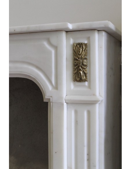 303 CAMINETTO "PARISIENNE" IN CANDIDO MARMO STATUARIO IMPREZIOSITO DA APPLICAZIONI IN BRONZO DORATO