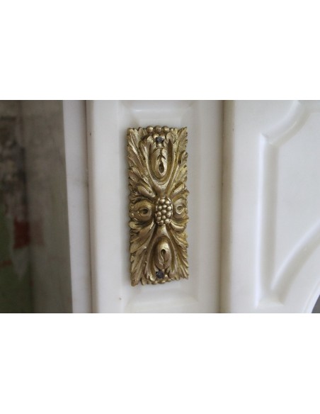 303 CAMINETTO "PARISIENNE" IN CANDIDO MARMO STATUARIO IMPREZIOSITO DA APPLICAZIONI IN BRONZO DORATO