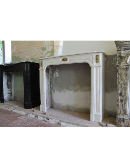 303 CAMINETTO "PARISIENNE" IN CANDIDO MARMO STATUARIO IMPREZIOSITO DA APPLICAZIONI IN BRONZO DORATO