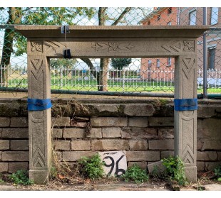 Caminetto antico in pietra di Bardi scolpito a mano d'epoca novecentesca proposto ad un prezzo d'occasione, in offerta.