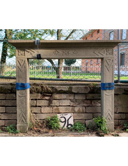 Caminetto antico in pietra di Bardi scolpito a mano d'epoca novecentesca proposto ad un prezzo d'occasione, in offerta.