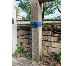 Caminetto antico in pietra di Bardi scolpito a mano d'epoca novecentesca proposto ad un prezzo d'occasione, in offerta. 2