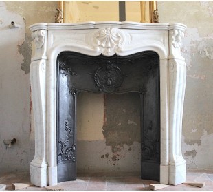 Caminetto antico barocco in marmo bianco Carrara provvisto del suo controcuore in ghisa d'arte