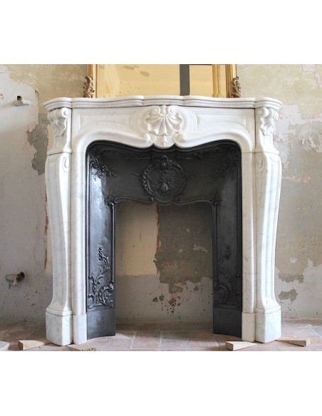 Caminetto antico barocco in marmo bianco Carrara provvisto del suo controcuore in ghisa d'arte