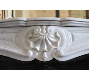 Caminetto antico barocco in marmo bianco Carrara provvisto del suo controcuore in ghisa d'arte 2