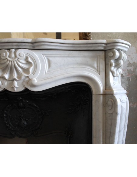 090 CAMINETTO LUIGI XV "TROIS COQUILLES" PROVVISTO DI PROPRIO CONTROCUORE IN GHISA D'ARTE