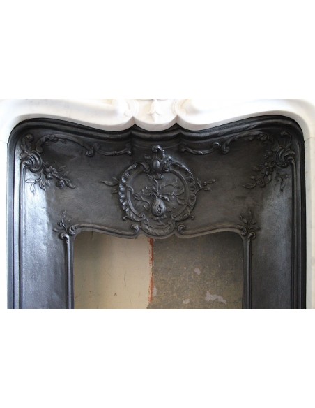 090 CAMINETTO LUIGI XV "TROIS COQUILLES" PROVVISTO DI PROPRIO CONTROCUORE IN GHISA D'ARTE