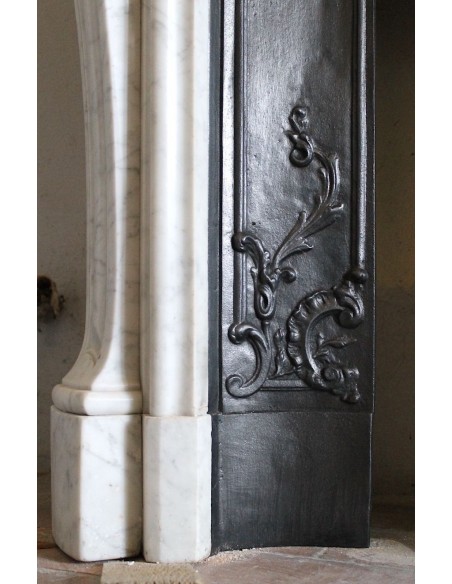 090 CAMINETTO LUIGI XV "TROIS COQUILLES" PROVVISTO DI PROPRIO CONTROCUORE IN GHISA D'ARTE