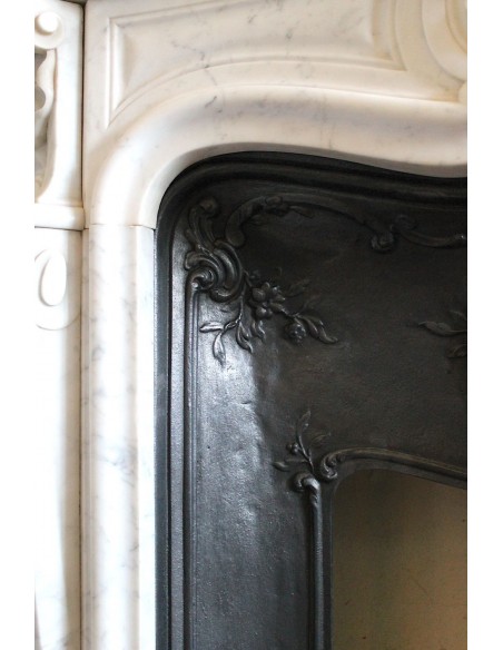 090 CAMINETTO LUIGI XV "TROIS COQUILLES" PROVVISTO DI PROPRIO CONTROCUORE IN GHISA D'ARTE