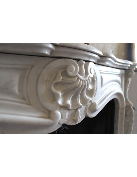 090 CAMINETTO LUIGI XV "TROIS COQUILLES" PROVVISTO DI PROPRIO CONTROCUORE IN GHISA D'ARTE