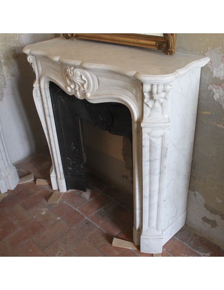 090 CAMINETTO LUIGI XV "TROIS COQUILLES" PROVVISTO DI PROPRIO CONTROCUORE IN GHISA D'ARTE