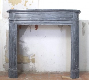 Camino antico in marmo blu bardiglio, scolpito in epoca Art Deco. Questa cornice è di stile neoclassico novecentesco